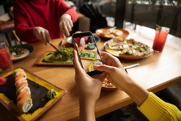 Nahaufnahme der Hände mit dem Smartphone