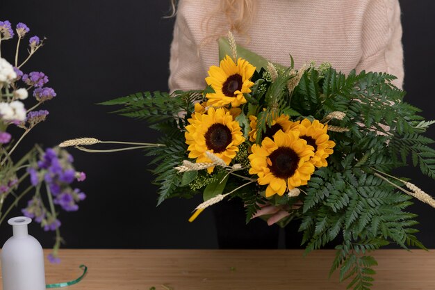 Nahaufnahme der Hände mit Sonnenblumen