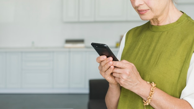 Kostenloses Foto nahaufnahme der hand der frau unter verwendung des smartphone