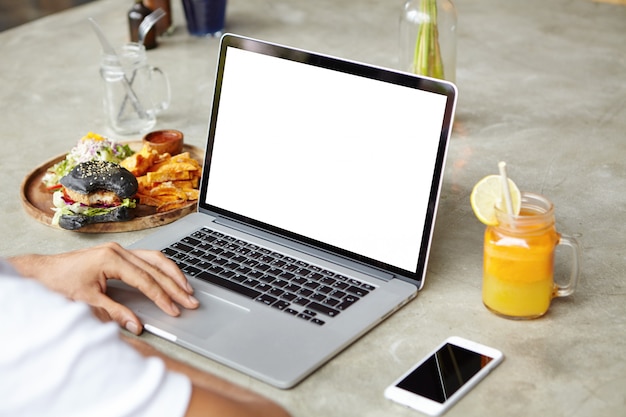 Nahaufnahme der Hand des Mannes auf dem Touchpad eines generischen Laptop-Computers