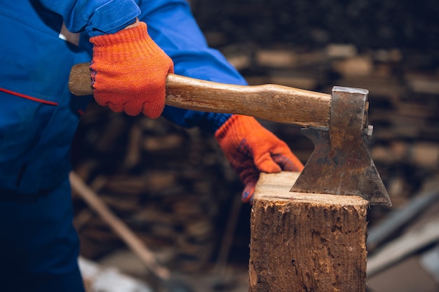 Nahaufnahme der Hand des Reparaturmanns, des professionellen Baumeisters, der drinnen arbeitet und repariert