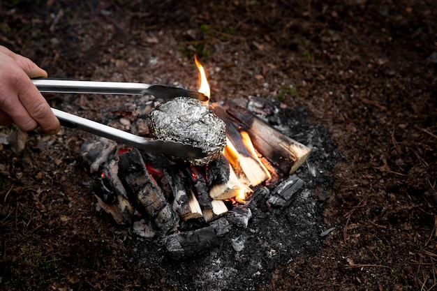 Nahaufnahme der Hand, die Feuer macht