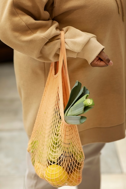 Kostenloses Foto nahaufnahme der hand, die öko-tasche trägt