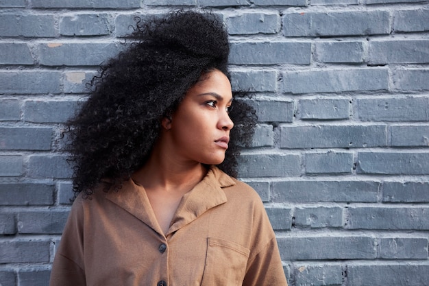 Nahaufnahme der jungen schwarzen Frau mit Afro-Haaren