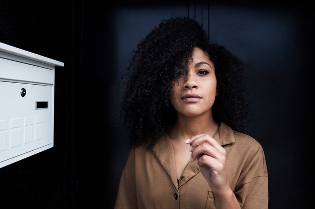 Nahaufnahme der jungen schwarzen Frau mit Afro-Haaren