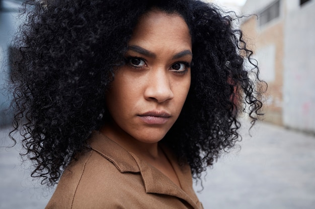 Nahaufnahme der jungen schwarzen Frau mit Afro-Haaren