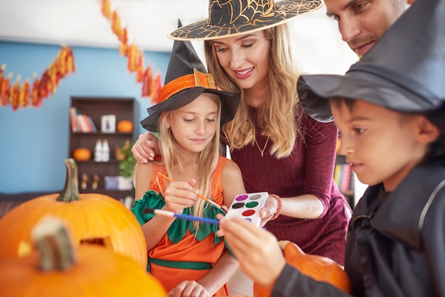 Nahaufnahme der jungen und glücklichen Familie, die Zeit zusammen verbringt