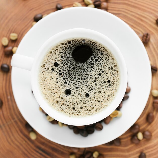 Nahaufnahme der Kaffeetasse mit Bohnen