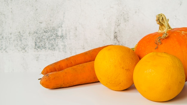 Nahaufnahme der Karotte; Kürbis und ganze Orangen