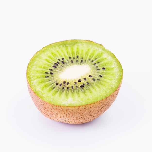 Nahaufnahme der Kiwifrucht auf weißem Hintergrund