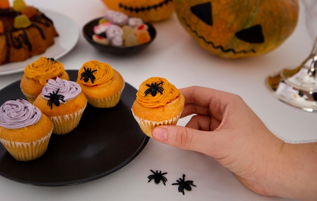 Kostenloses Foto nahaufnahme der köstlichen halloween-cupcakes