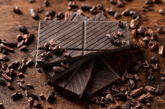 Nahaufnahme der köstlichen Schokolade auf Holztisch