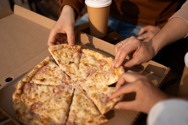 Kostenloses Foto nahaufnahme der leckeren pizza in einer schachtel