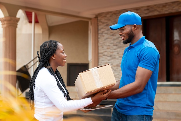 Nahaufnahme der Lieferperson, die dem Kunden ein Paket übergibt