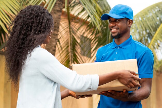 Nahaufnahme der Lieferperson, die dem Kunden ein Paket übergibt