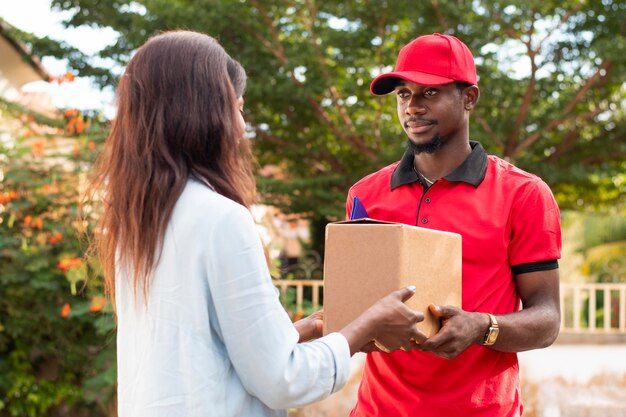 Nahaufnahme der Lieferperson, die dem Kunden ein Paket übergibt