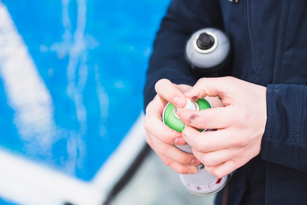 Nahaufnahme der Mannhand Sprühflasche halten