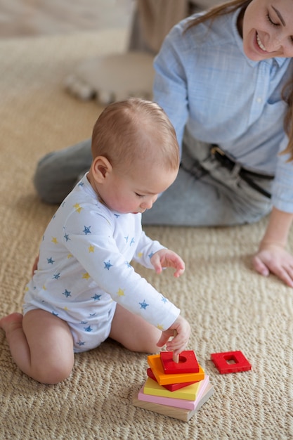 Nahaufnahme der Mutter, die das Baby beim Spielen beobachtet