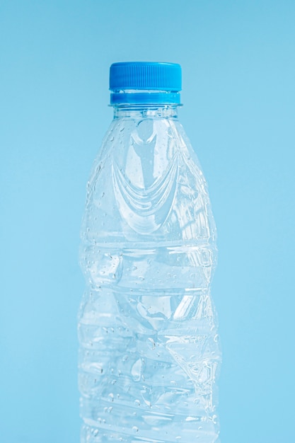 Kostenloses Foto nahaufnahme der plastikflasche auf blauem hintergrund