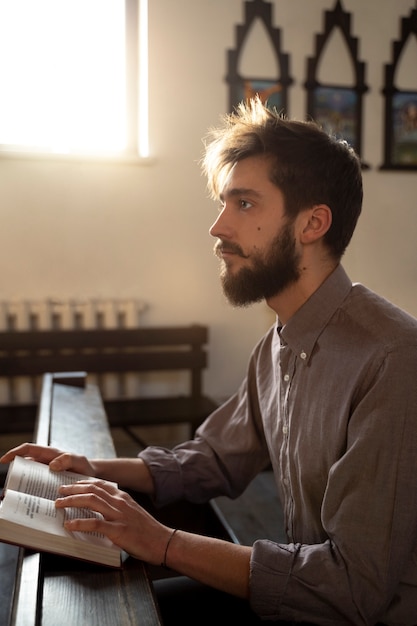 Kostenloses Foto nahaufnahme der priesterlesung aus der bibel