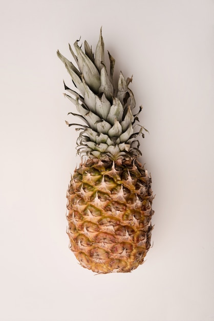 Nahaufnahme der reifen Ananas lokalisiert über Weiß