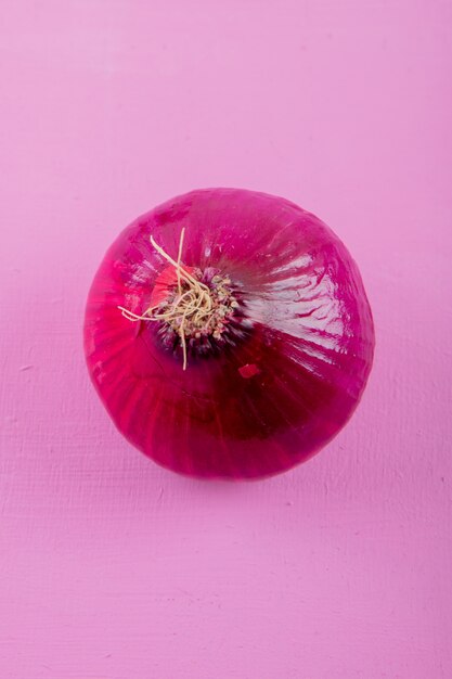 Nahaufnahme der roten Zwiebel auf lila Hintergrund mit Kopienraum