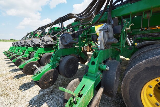 Nahaufnahme der Sämaschine am Traktor im Feld angebracht.