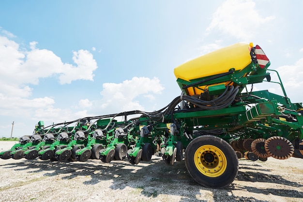 Nahaufnahme der Sämaschine am Traktor im Feld angebracht.