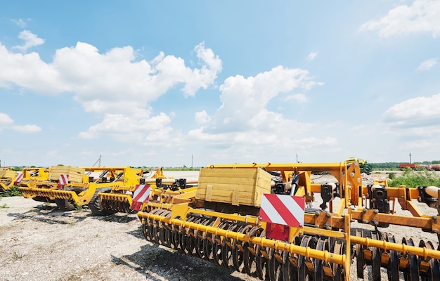 Nahaufnahme der Sämaschine am Traktor im Feld angebracht.