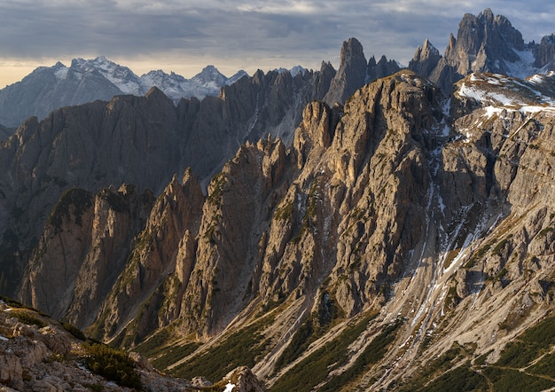 Nahaufnahme der schneebedeckten Felsen des Berges Cadini di Misurina in den italienischen Alpen