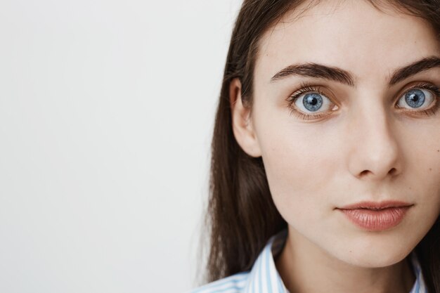 Nahaufnahme der schönen Frau mit den blauen Augen