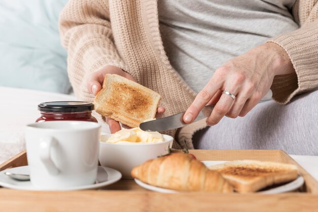 Nahaufnahme der schwangeren Frau, die Brunch isst