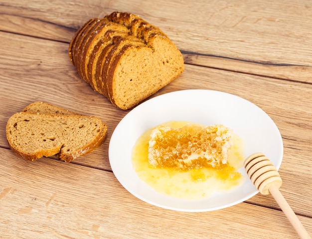 Nahaufnahme der Schwarzbrotscheibe mit Bienenwabe