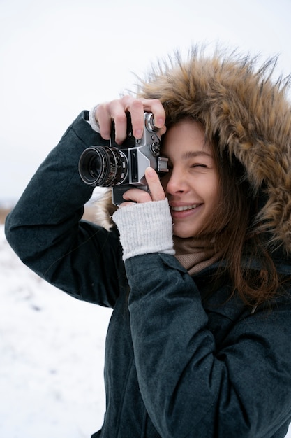 Kostenloses Foto nahaufnahme der smiley-frau, die fotos macht