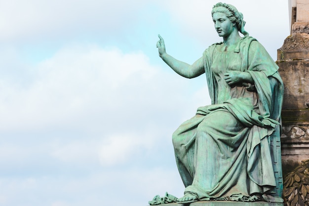 Nahaufnahme der Statue der Kongresssäule unter dem Sonnenlicht und einem bewölkten Himmel in Brüssel