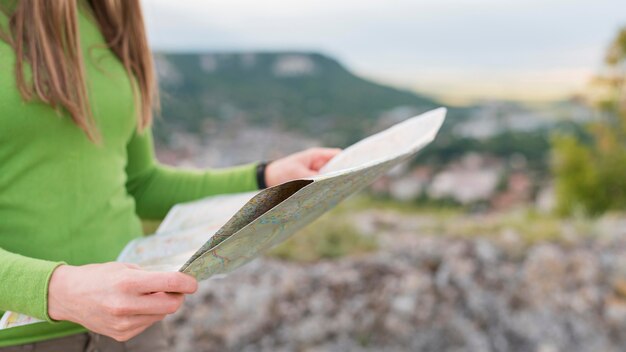 Nahaufnahme der stilvollen Frau, die Karte prüft