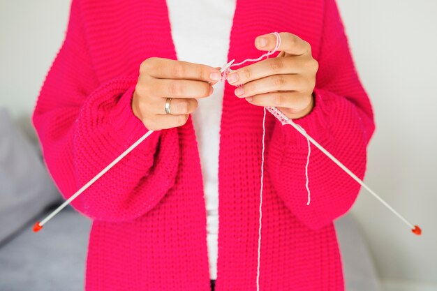 Nahaufnahme der Strickenden Wolle einer Frau Hand