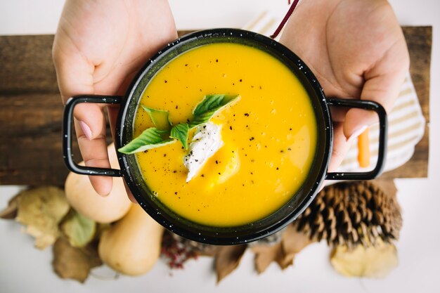 Nahaufnahme der Suppe in den Händen