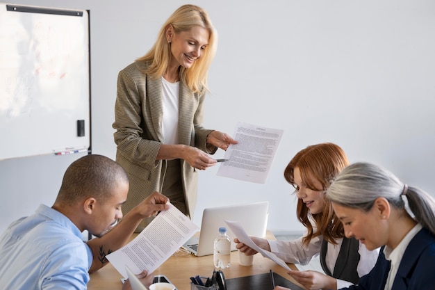 Kostenloses Foto nahaufnahme der teamarbeit des unternehmens