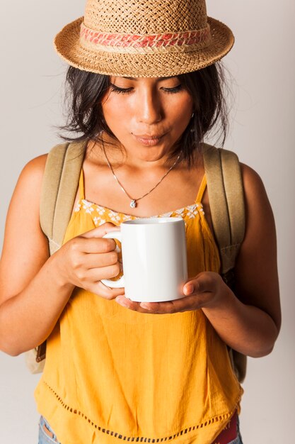 Nahaufnahme der touristischen Frau mit Becher