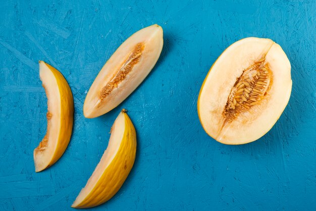 Nahaufnahme der Wassermelone auf blauem Hintergrund