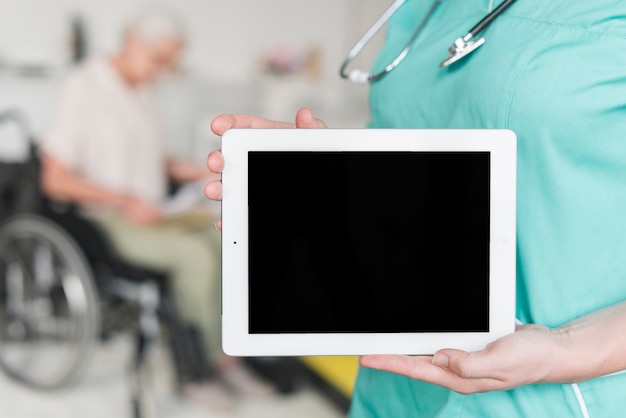 Nahaufnahme der weiblichen Krankenschwester leeren Bildschirm auf digitaler Tablette zeigend