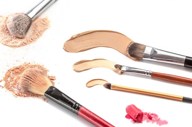 Nahaufnahme der zerquetschten mineralischen Schimmerpulvergoldfarbe mit Make-up-Pinsel