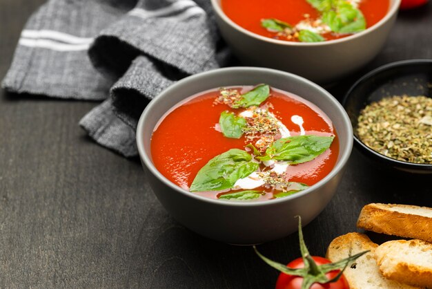 Nahaufnahme der Zusammensetzung mit köstlichem lokalem Essen Mahlzeit