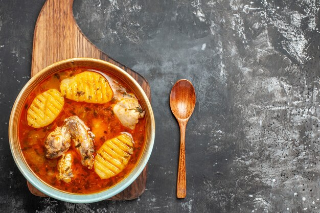 Nahaufnahme des Abendessens mit Huhn auf Schneidebrett