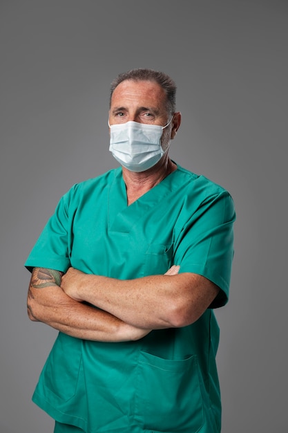 Nahaufnahme des Arztes, der sich auf die Arbeit vorbereitet