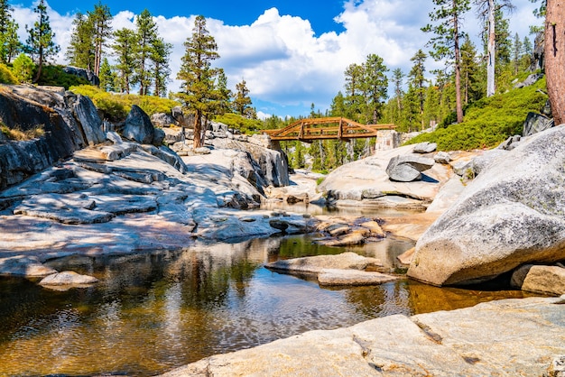 Nahaufnahme des ausgetrockneten Yosemite-Wasserfalls im Yosemite-Nationalpark