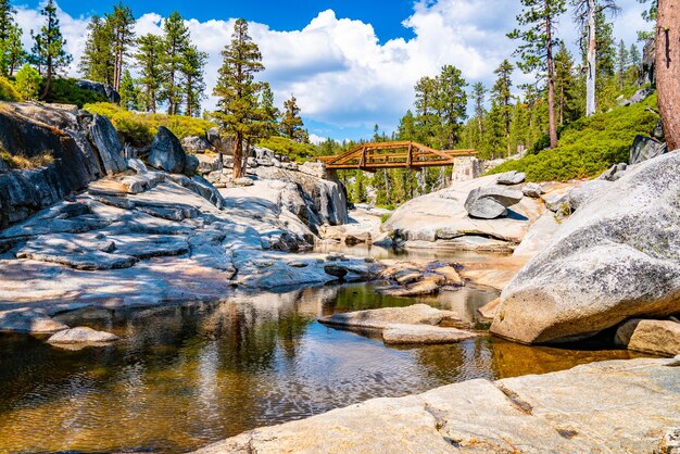 Nahaufnahme des ausgetrockneten Yosemite-Wasserfalls im Yosemite-Nationalpark