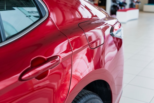 Nahaufnahme des Autos im Autohaus