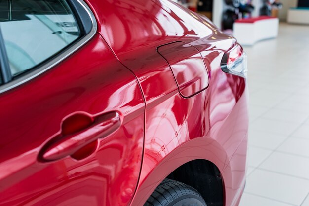 Nahaufnahme des Autos im Autohaus